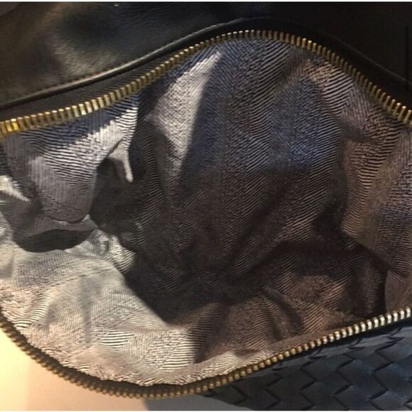 Chic Braided Front Shoulder Bag with Gold Zipper - Stylish and Functional - Picture 4 of 14